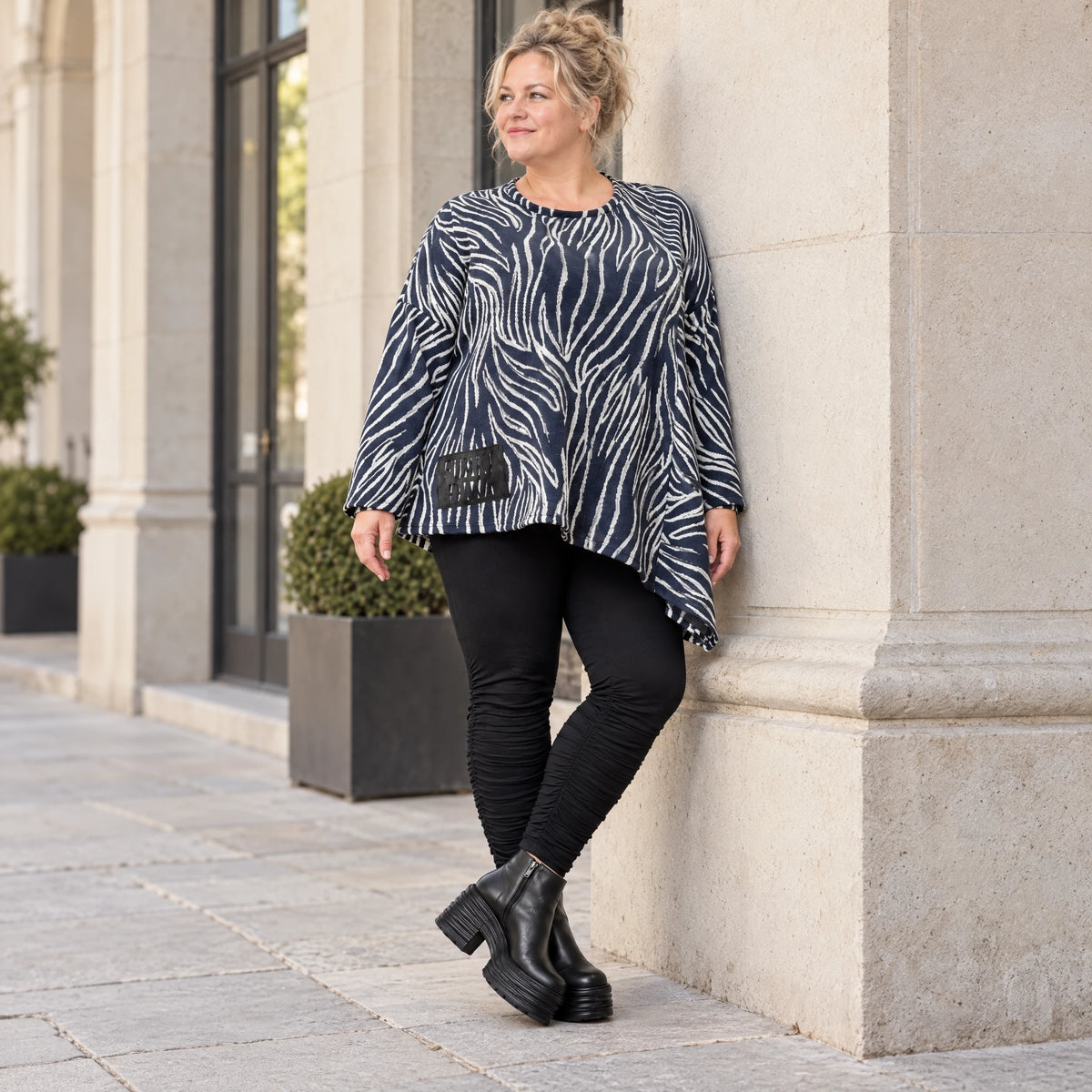 Langarmshirt aus flauschigem Feinstrick in Marineblau/Weiß mit asymmetrischem Zipfelsaum