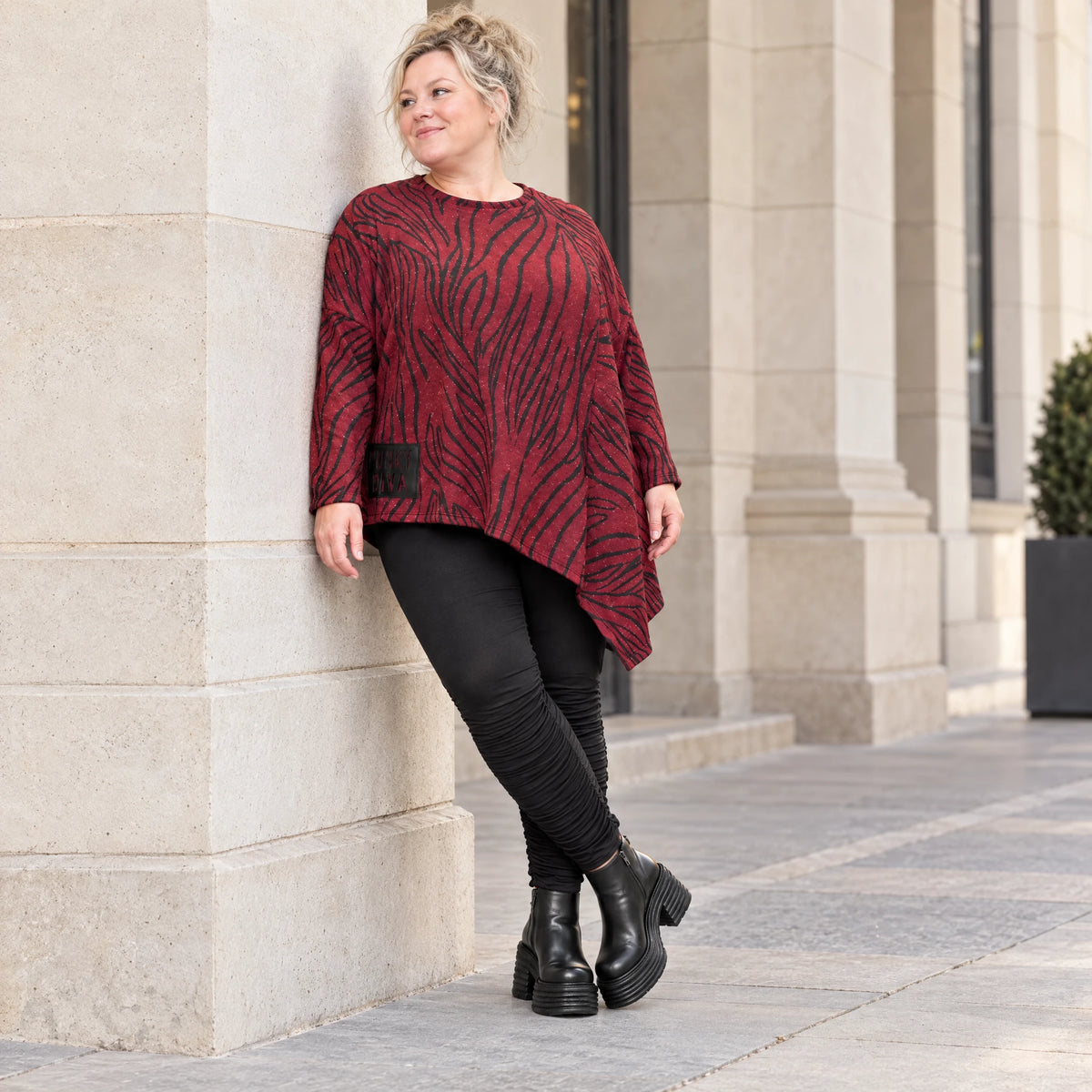 Feinstrickshirt in Rot/Schwarz mit asymmetrischem Zipfelsaum aus weichem Flauschgarn