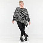 Flauschiges Feinstrickshirt mit Zebramuster in Schwarz/Weiß und asymmetrischem Zipfelsaum