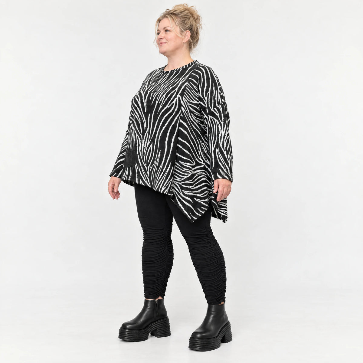 Flauschiges Feinstrickshirt mit Zebramuster in Schwarz/Weiß und asymmetrischem Zipfelsaum