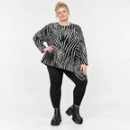 Flauschiges Feinstrickshirt mit Zebramuster in Schwarz/Weiß und asymmetrischem Zipfelsaum