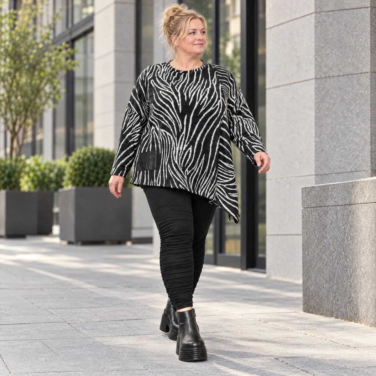 Flauschiges Feinstrickshirt mit Zebramuster in Schwarz/Weiß und asymmetrischem Zipfelsaum