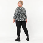 Italienisches Langarmshirt aus flauschigem Feinstrick in Schwarz/Weiß mit Rundhals