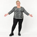 Italienisches Langarmshirt aus flauschigem Feinstrick in Schwarz/Weiß mit Rundhals