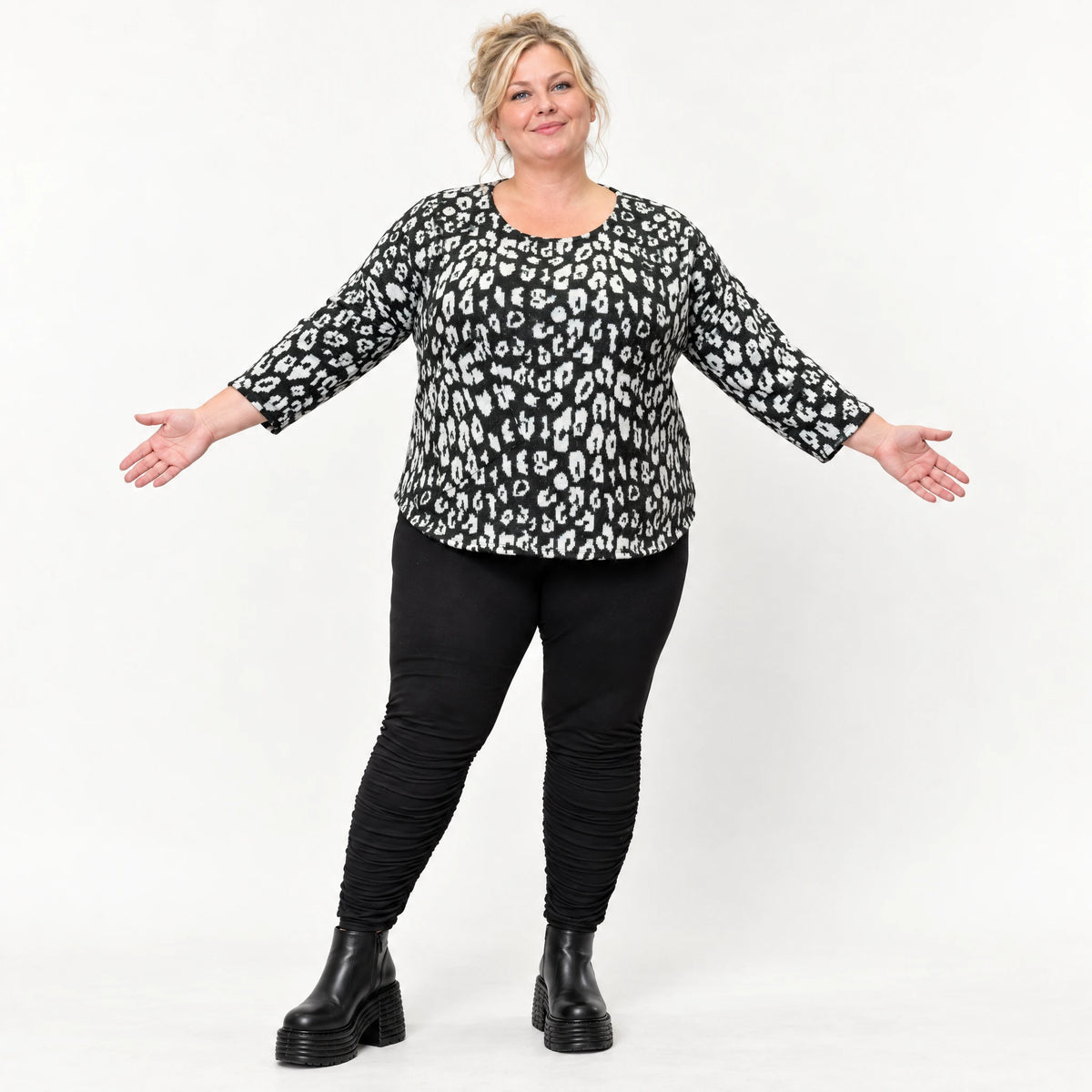 Italienisches Langarmshirt aus flauschigem Feinstrick in Schwarz/Weiß mit Rundhals