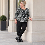Italienisches Langarmshirt aus flauschigem Feinstrick in Schwarz/Weiß mit Rundhals