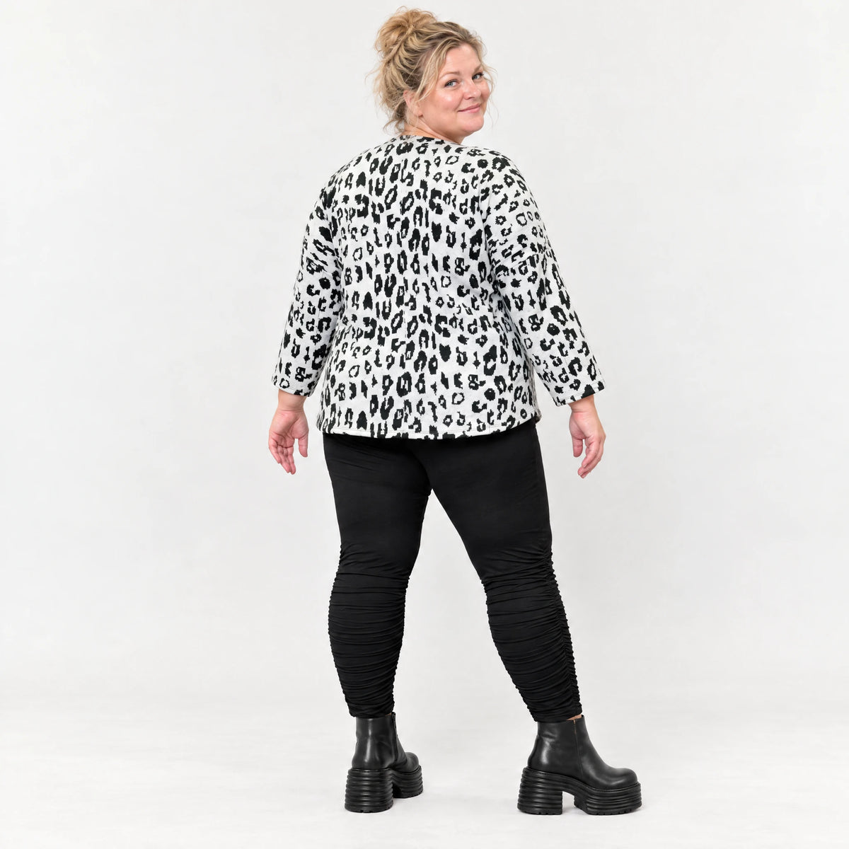 Flauschiges Strickshirt aus Italien in Weiß/Schwarz mit weichem Flauschgarn für den Winter