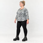 Flauschiges Strickshirt aus Italien in Weiß/Schwarz mit weichem Flauschgarn für den Winter