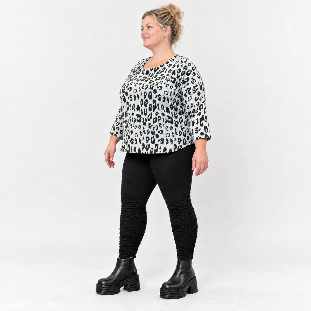Flauschiges Strickshirt aus Italien in Weiß/Schwarz mit weichem Flauschgarn für den Winter