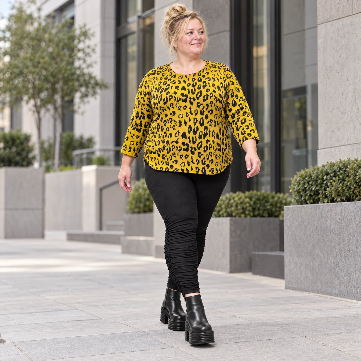 Flauschiges Feinstrickshirt in Gelb/Schwarz mit aufgesetzten Taschen für kalte Wintertage