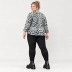 Flauschiges Langarmshirt in Grau/Schwarz meliert mit aufgesetzten Taschen aus Italien