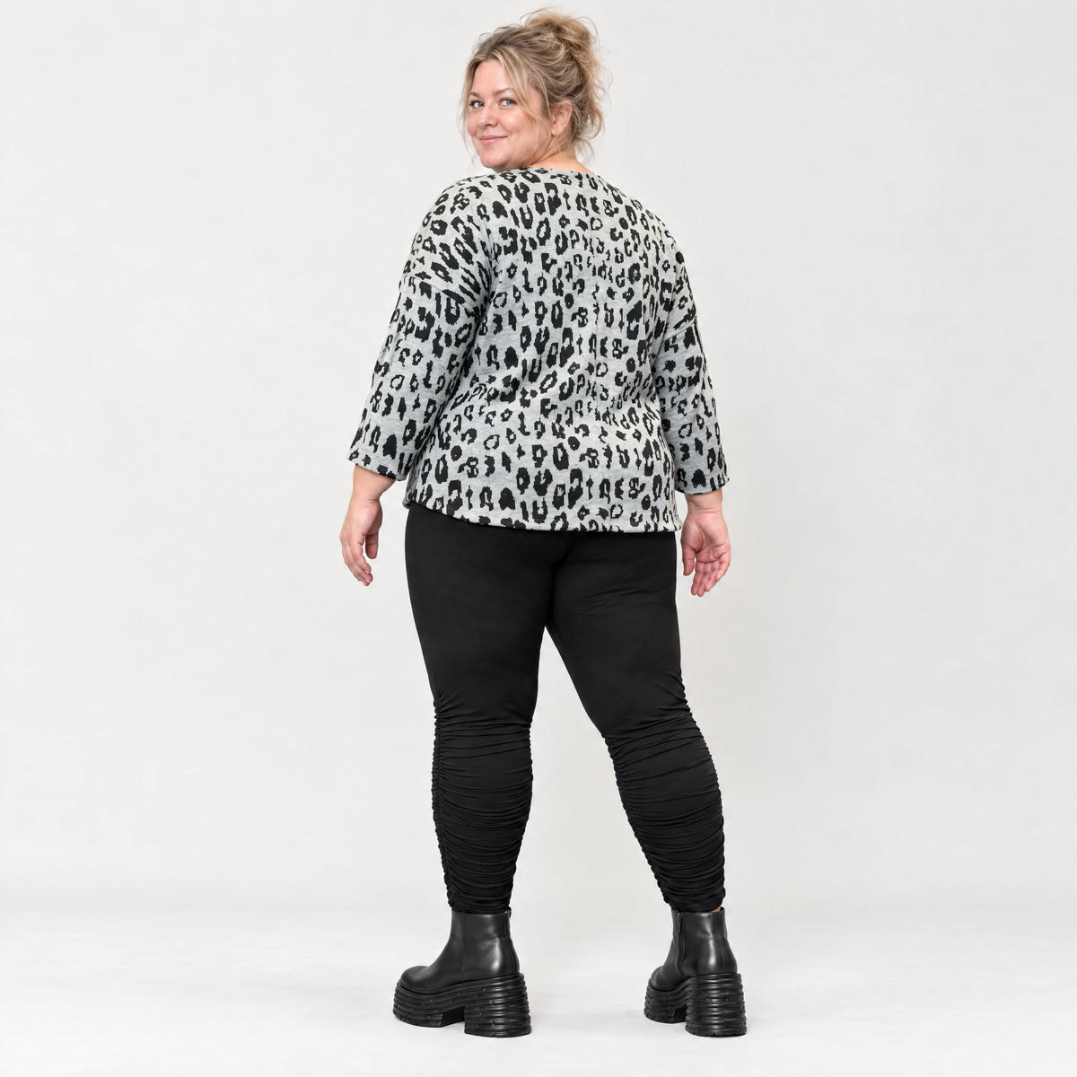 Flauschiges Langarmshirt in Grau/Schwarz meliert mit aufgesetzten Taschen aus Italien