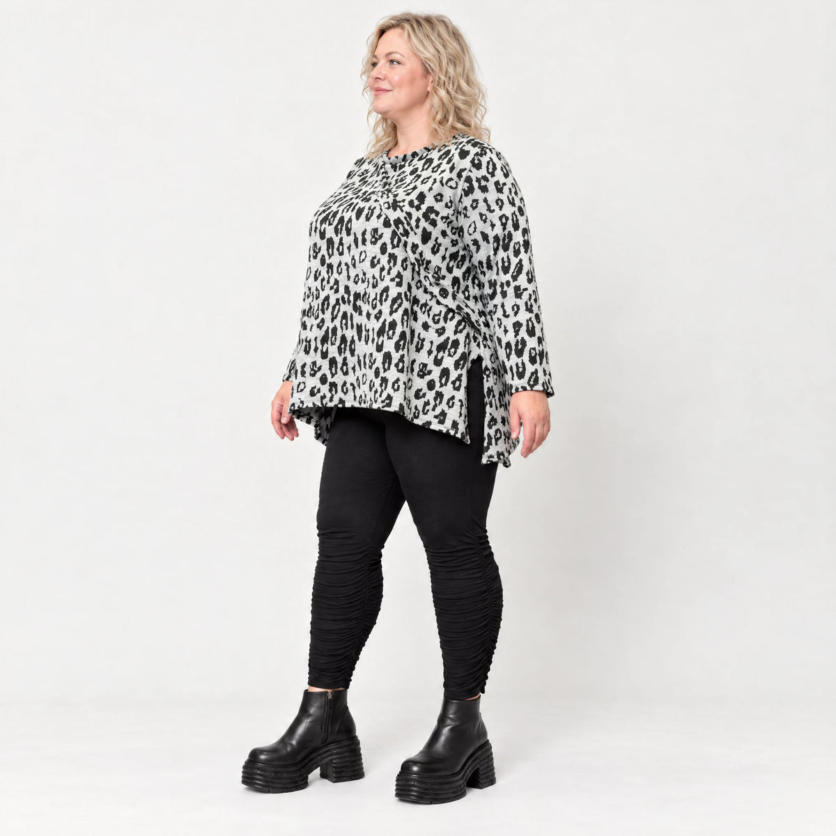 Flauschiges Feinstrickshirt in Grau/Schwarz mit lockerer A-Linie und seitlichen Schlitzen