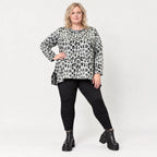 Flauschiges Feinstrickshirt in Grau/Schwarz mit lockerer A-Linie und seitlichen Schlitzen