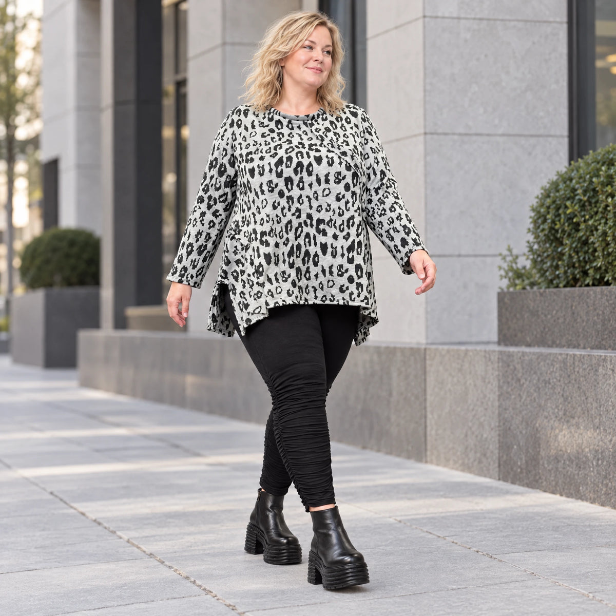 Flauschiges Feinstrickshirt in Grau/Schwarz mit lockerer A-Linie und seitlichen Schlitzen