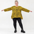 Weiches Langarmshirt aus flauschigem Feinstrick in Gelb/Schwarz mit ausgestellter A-Linie