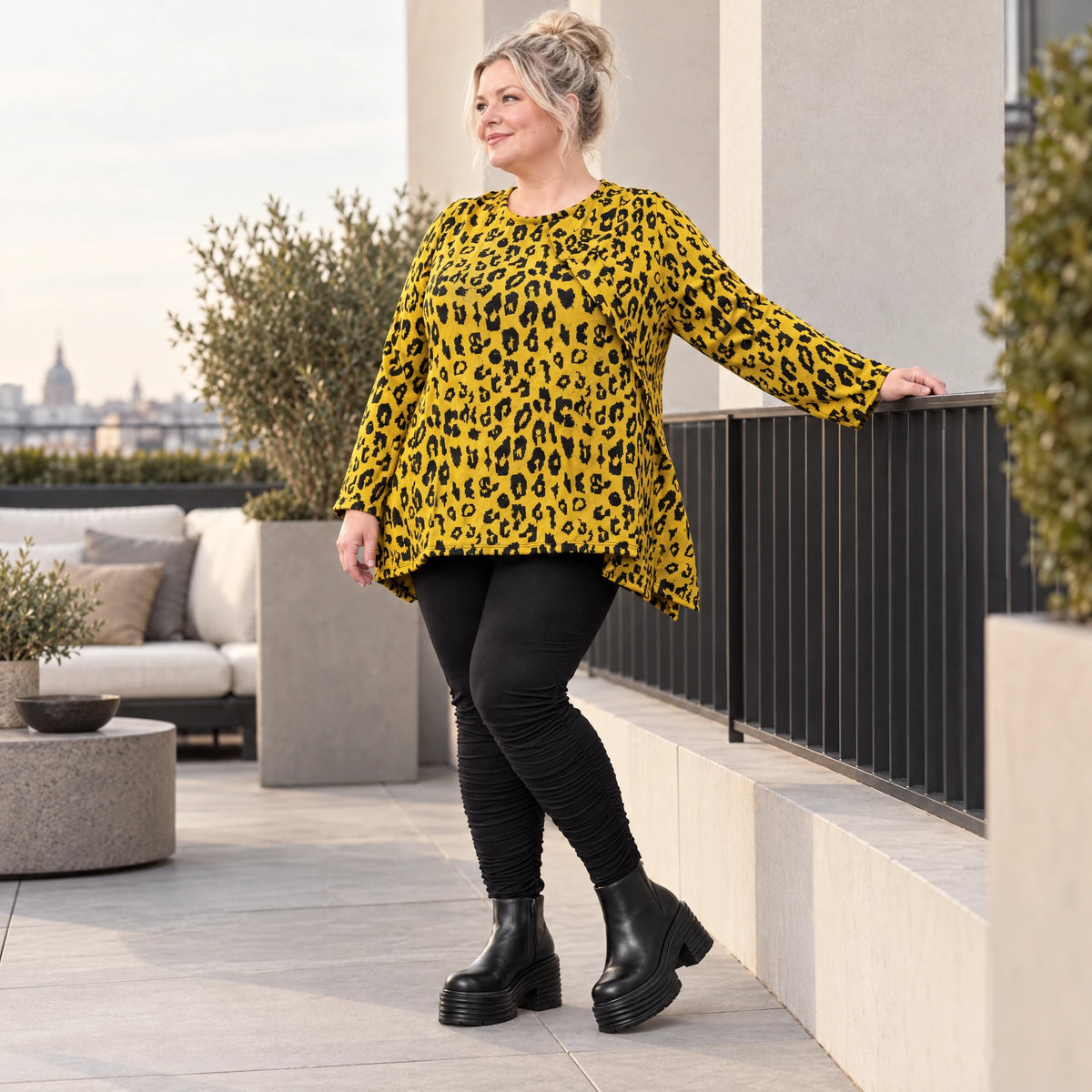 Weiches Langarmshirt aus flauschigem Feinstrick in Gelb/Schwarz mit ausgestellter A-Linie