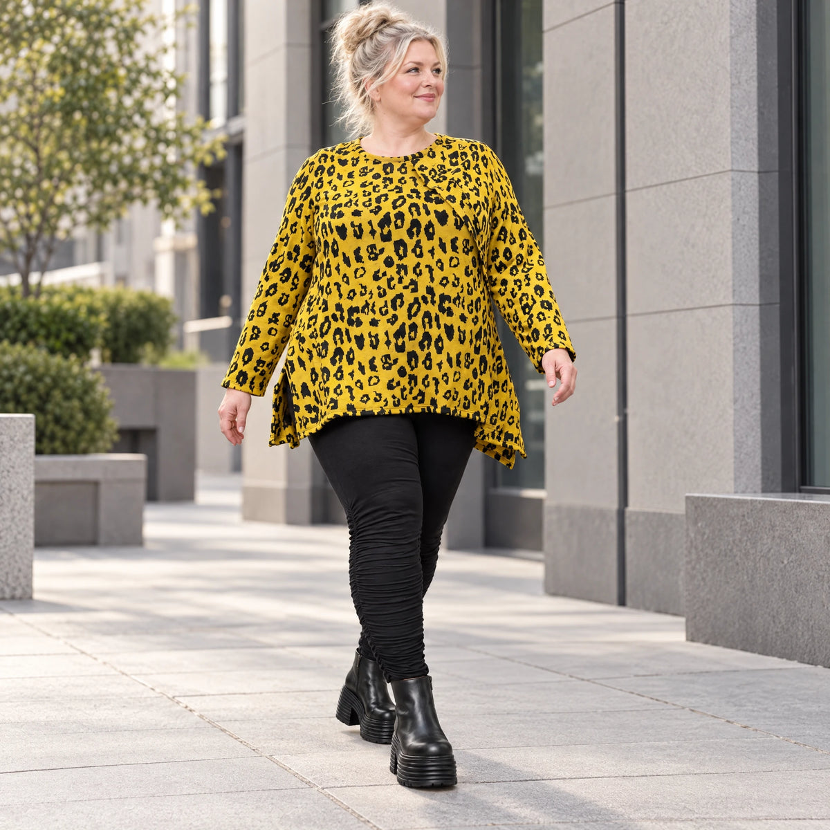 Weiches Langarmshirt aus flauschigem Feinstrick in Gelb/Schwarz mit ausgestellter A-Linie