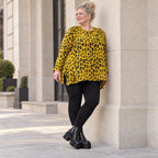 Weiches Langarmshirt aus flauschigem Feinstrick in Gelb/Schwarz mit ausgestellter A-Linie