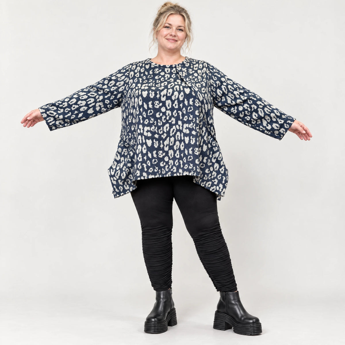 Weiches Langarmshirt aus flauschigem Feinstrick in Marineblau/Grau mit fließender A-Linie