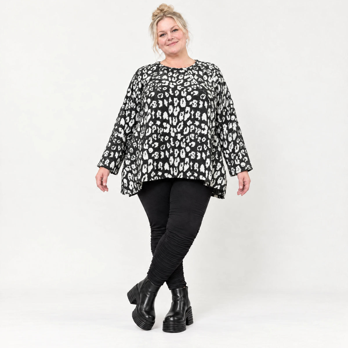Flauschiges Feinstrickshirt in Schwarz/Weiß mit lockerer A-Linie und Faltennahtmuster