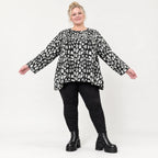 Flauschiges Feinstrickshirt in Schwarz/Weiß mit lockerer A-Linie und Faltennahtmuster