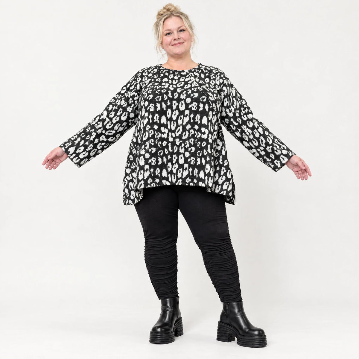Flauschiges Feinstrickshirt in Schwarz/Weiß mit lockerer A-Linie und Faltennahtmuster