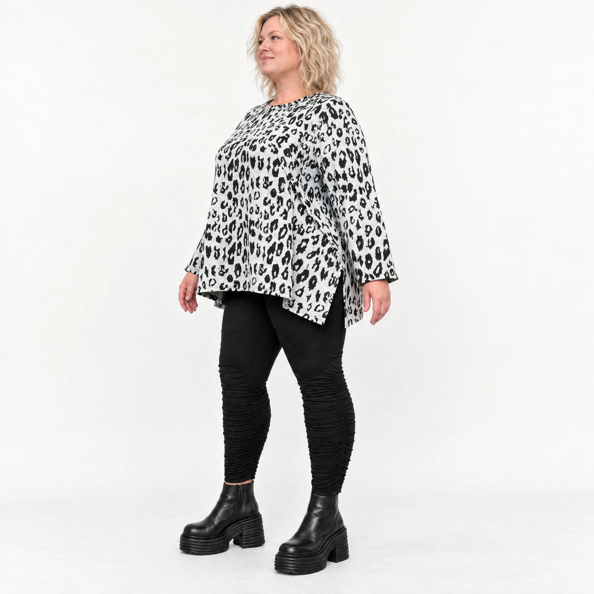 Italienisches Feinstrickshirt in Weiß/Schwarz mit A-Linie und seitlichen Schlitzen am Saum