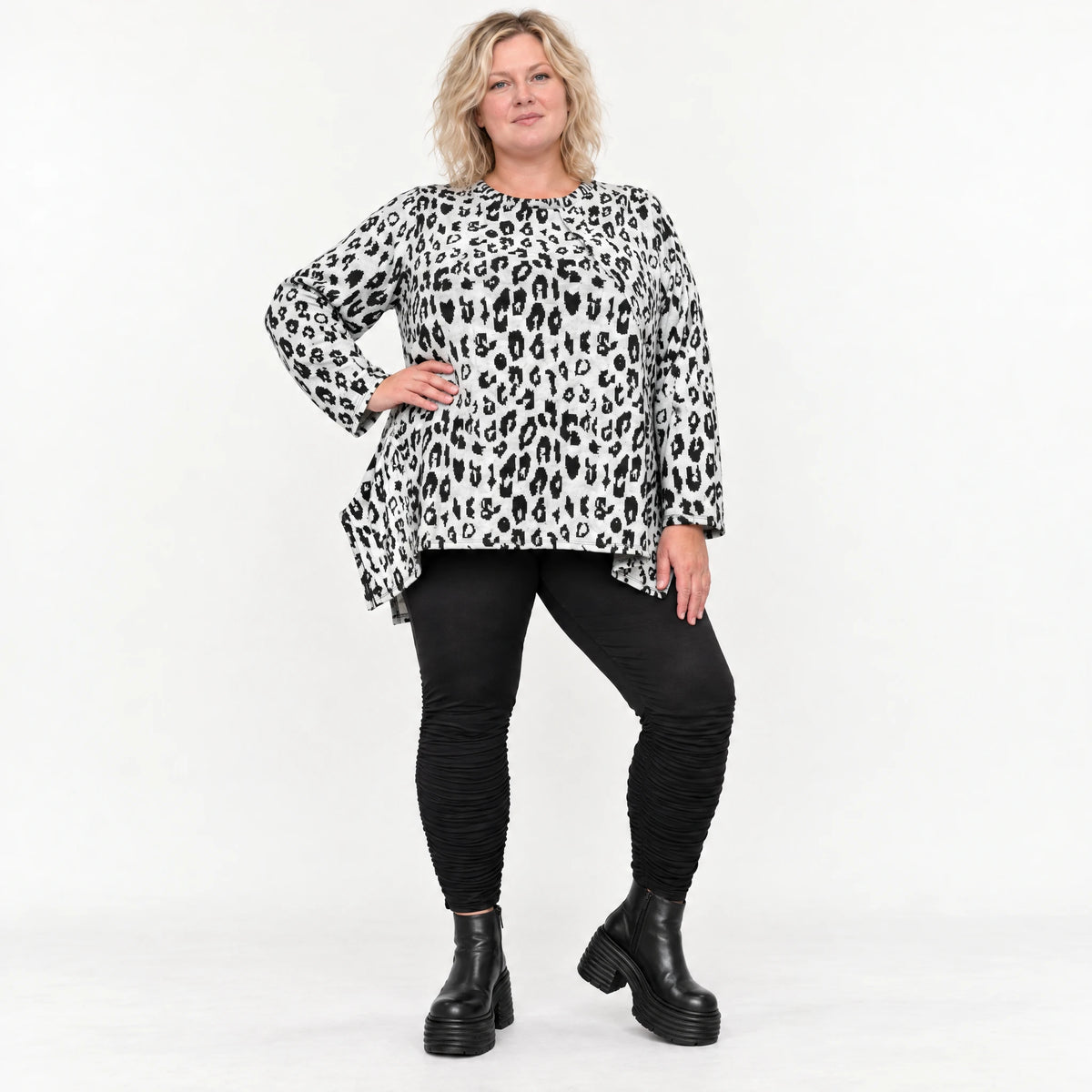 Italienisches Feinstrickshirt in Weiß/Schwarz mit A-Linie und seitlichen Schlitzen am Saum