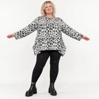 Italienisches Feinstrickshirt in Weiß/Schwarz mit A-Linie und seitlichen Schlitzen am Saum