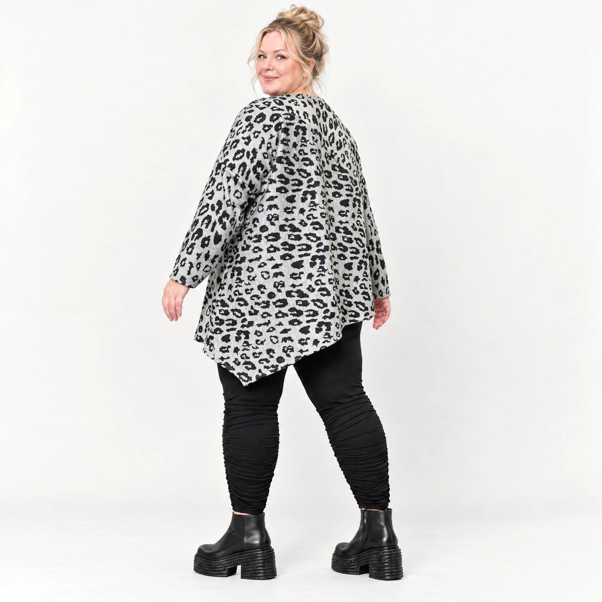 Langarmshirt Feinstrick in Grau/Schwarz mit asymmetrischem Zipfelsaum und weichem Garn