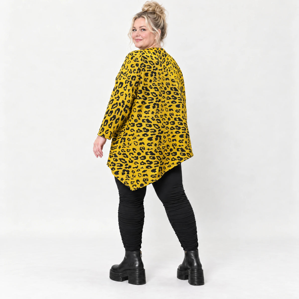 Kuscheliges Feinstrickshirt in Gelb/Schwarz aus flauschigem Garn mit asymmetrischem Saum