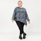 Asymmetrisches Feinstrickshirt in Marineblau/Grau mit Zipfelsaum und Rundhalsausschnitt