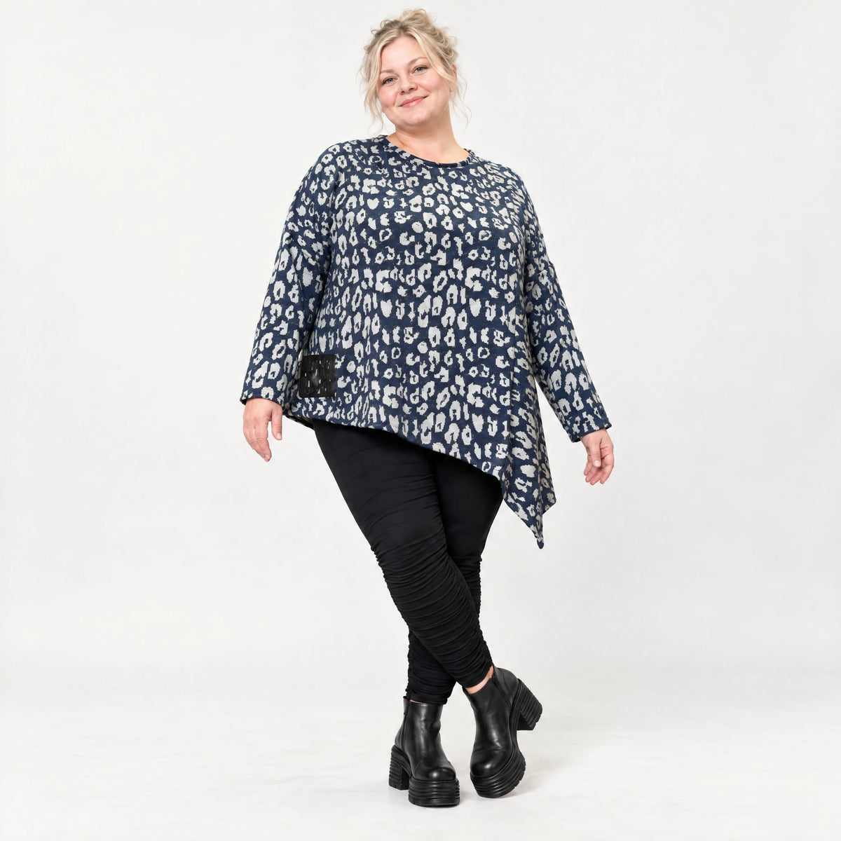 Asymmetrisches Feinstrickshirt in Marineblau/Grau mit Zipfelsaum und Rundhalsausschnitt