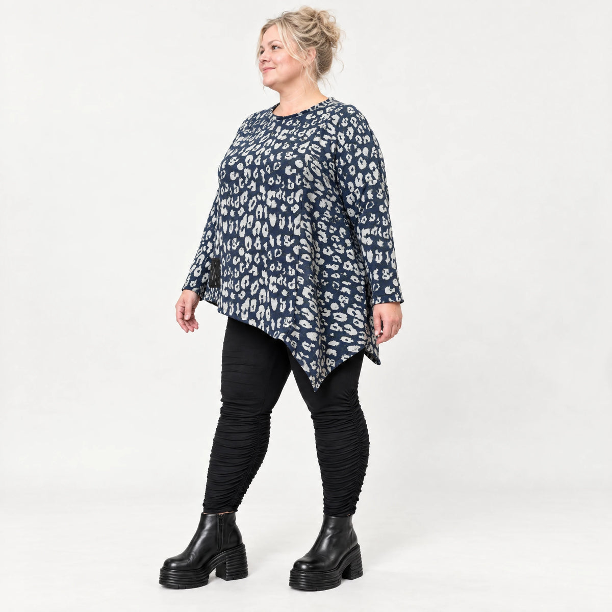 Asymmetrisches Feinstrickshirt in Marineblau/Grau mit Zipfelsaum und Rundhalsausschnitt
