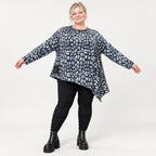 Asymmetrisches Feinstrickshirt in Marineblau/Grau mit Zipfelsaum und Rundhalsausschnitt