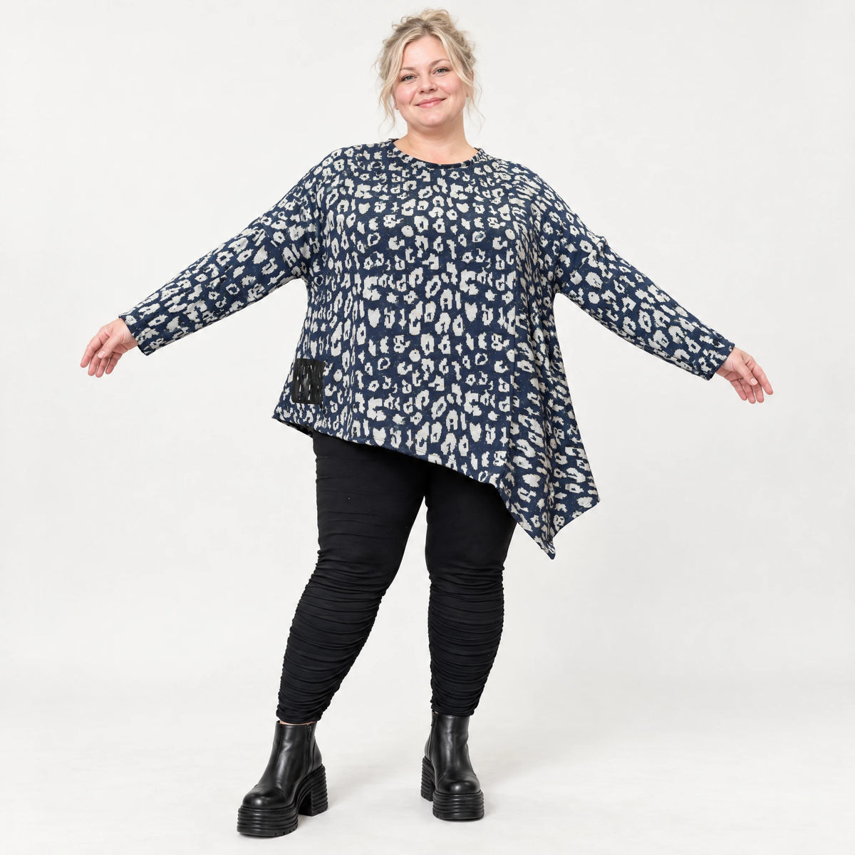 Asymmetrisches Feinstrickshirt in Marineblau/Grau mit Zipfelsaum und Rundhalsausschnitt
