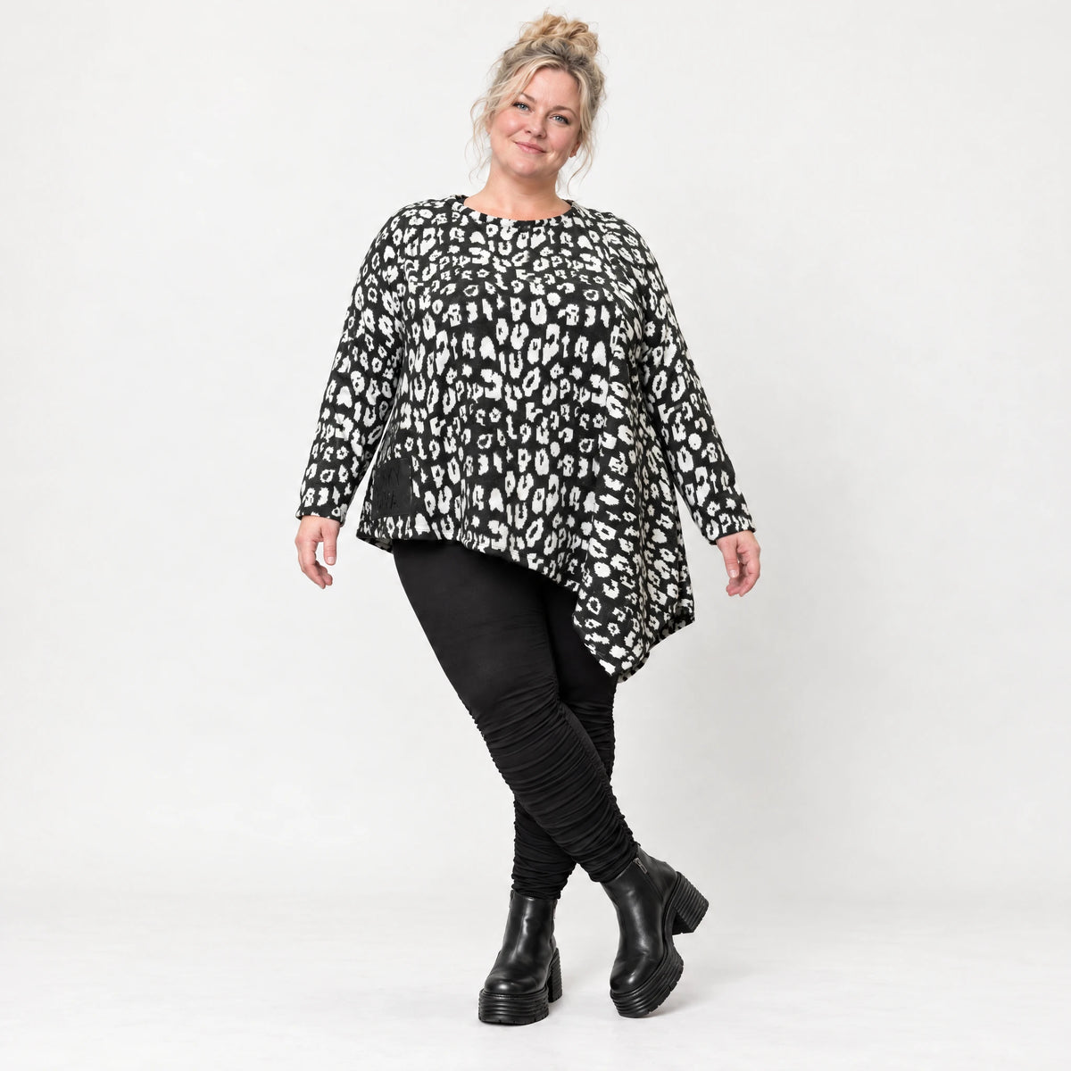 Kuscheliges Feinstrickshirt in Schwarz/Weiß mit asymmetrischem Zipfelsaum für den Winter