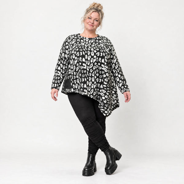 Kuscheliges Feinstrickshirt in Schwarz/Weiß mit asymmetrischem Zipfelsaum für den Winter
