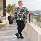 Kuscheliges Feinstrickshirt in Schwarz/Weiß mit asymmetrischem Zipfelsaum für den Winter