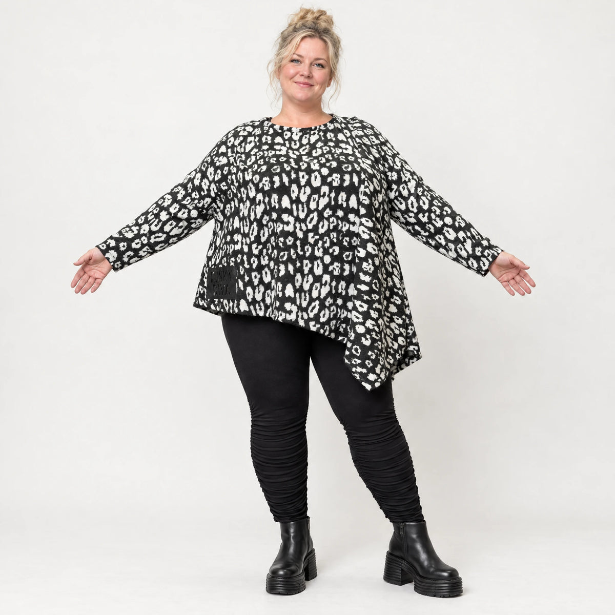 Kuscheliges Feinstrickshirt in Schwarz/Weiß mit asymmetrischem Zipfelsaum für den Winter
