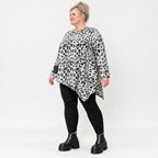 Langarmshirt aus flauschigem Feinstrick in Weiß/Schwarz mit asymmetrischem Zipfelsaum