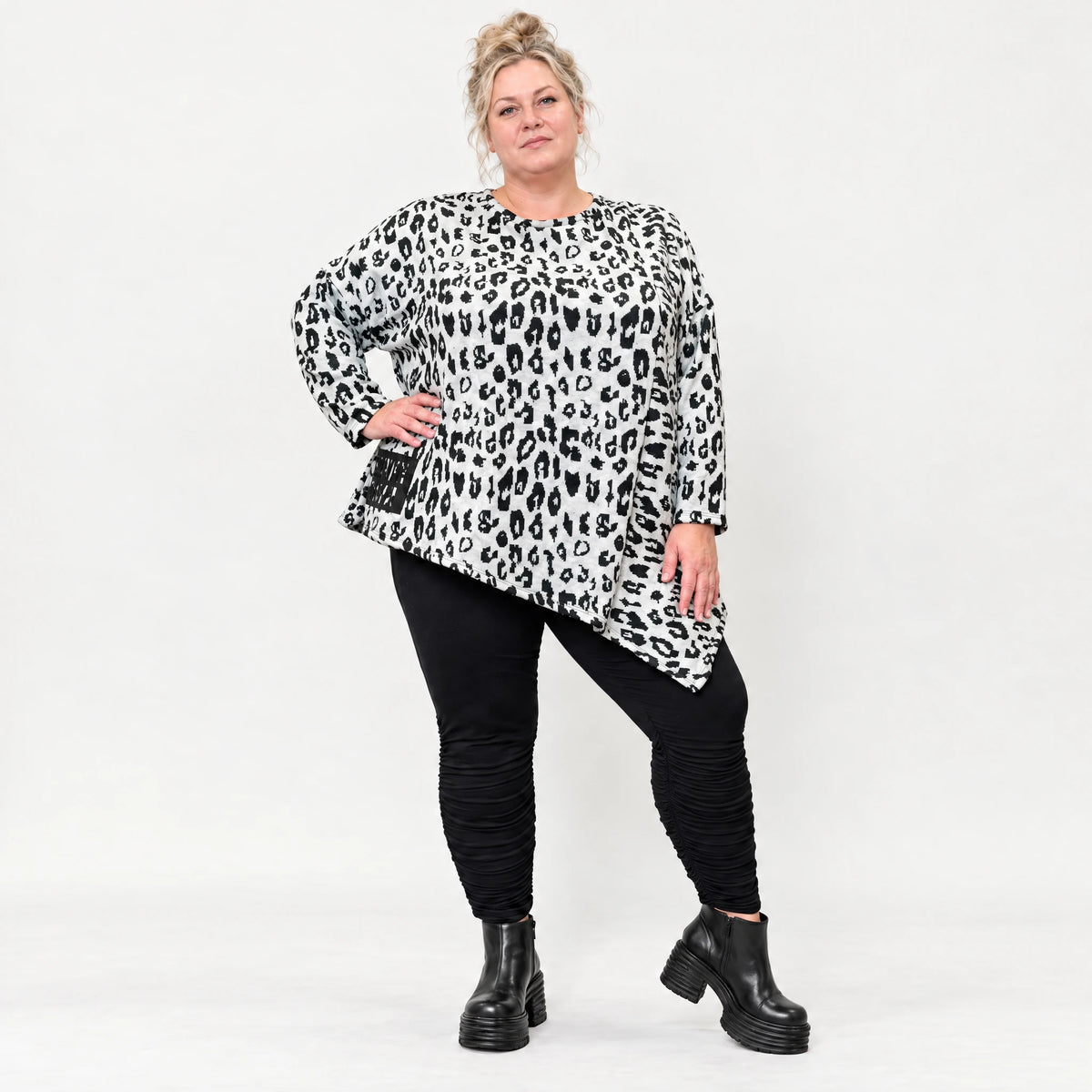 Langarmshirt aus flauschigem Feinstrick in Weiß/Schwarz mit asymmetrischem Zipfelsaum