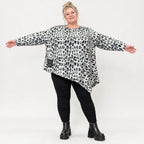 Langarmshirt aus flauschigem Feinstrick in Weiß/Schwarz mit asymmetrischem Zipfelsaum