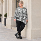 Langarmshirt aus flauschigem Feinstrick in Weiß/Schwarz mit asymmetrischem Zipfelsaum