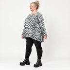 Langarmshirt aus flauschigem Feinstrick in Grau/Schwarz mit A-Linie und Schlitzen am Saum