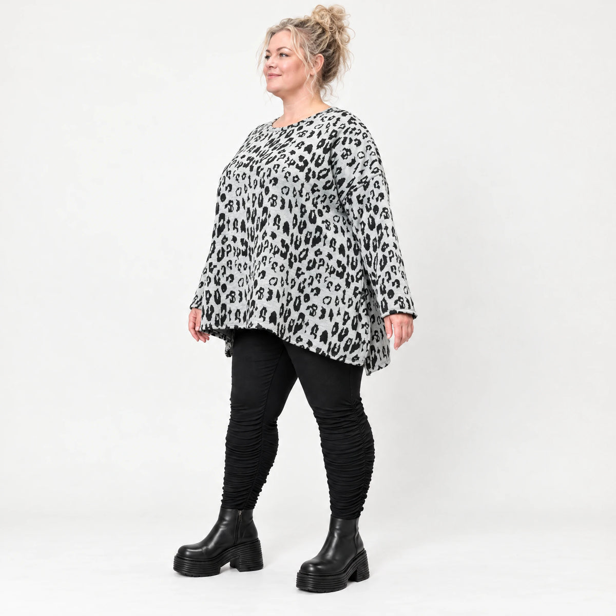 Langarmshirt aus flauschigem Feinstrick in Grau/Schwarz mit A-Linie und Schlitzen am Saum