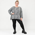 Langarmshirt aus flauschigem Feinstrick in Grau/Schwarz mit A-Linie und Schlitzen am Saum
