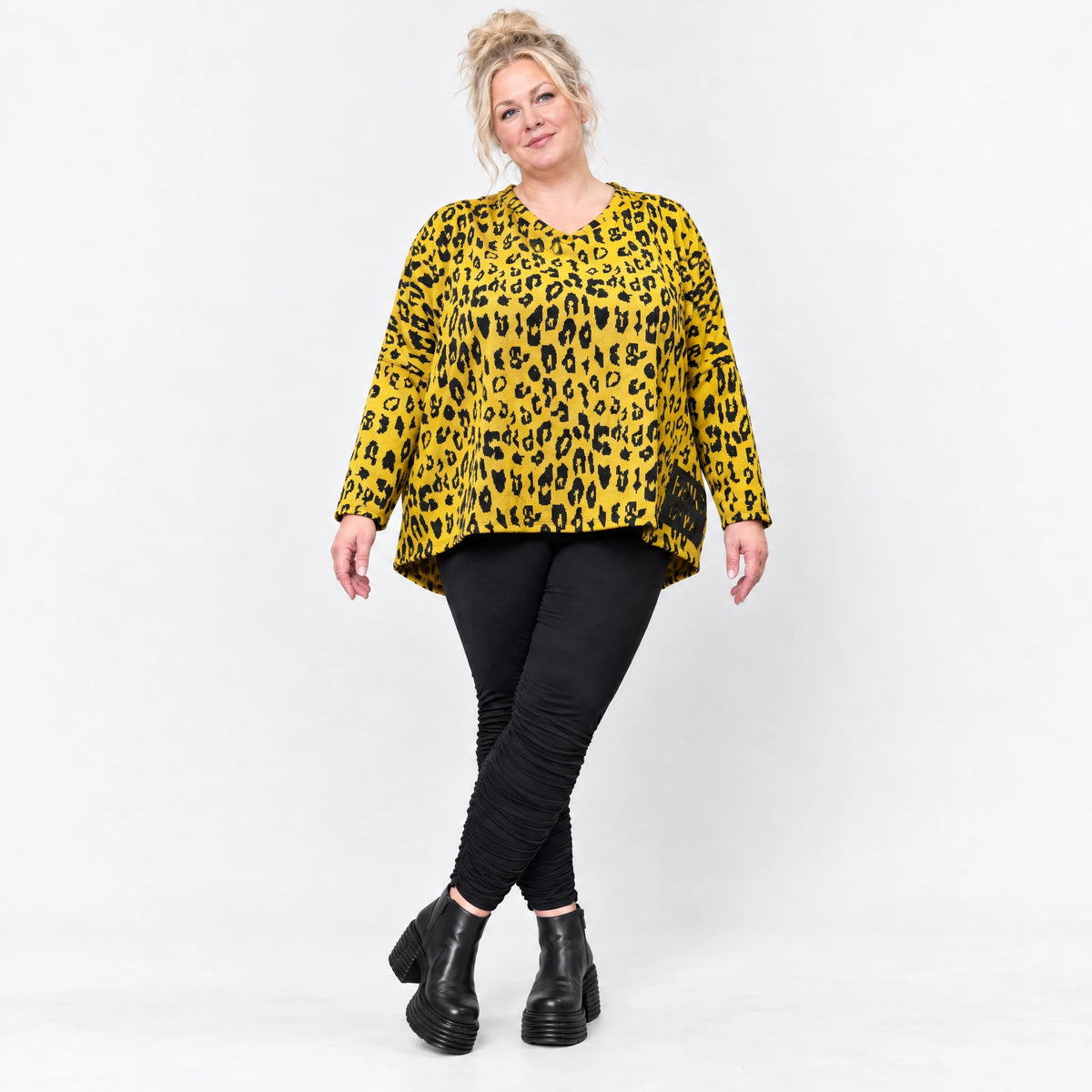 Flauschiger Feinstrickpullover in Gelb/Schwarz mit V-Ausschnitt und kastiger Passform