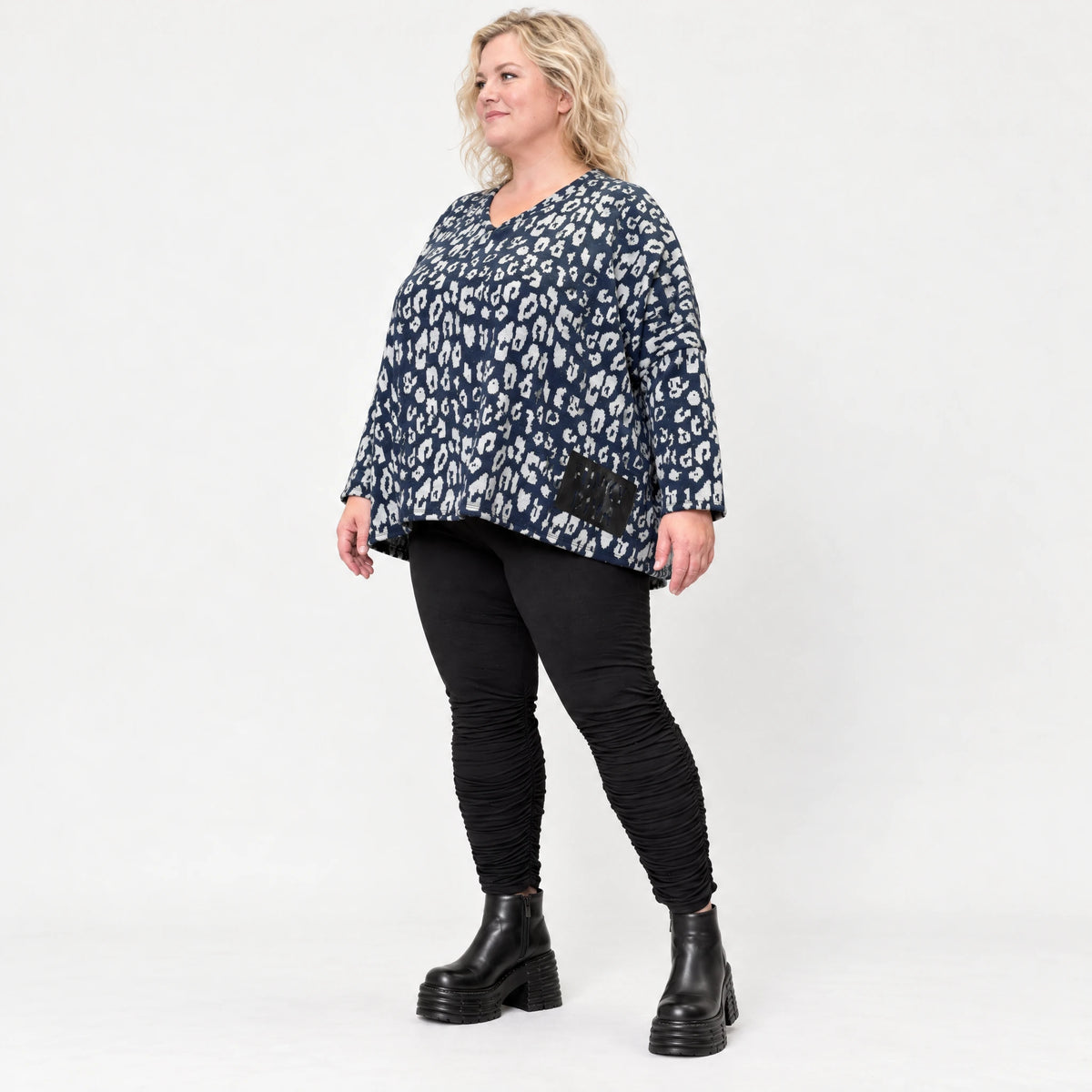 Flauschiges Strickshirt in Marineblau/Grau mit V-Ausschnitt und lässig kastigem Schnitt